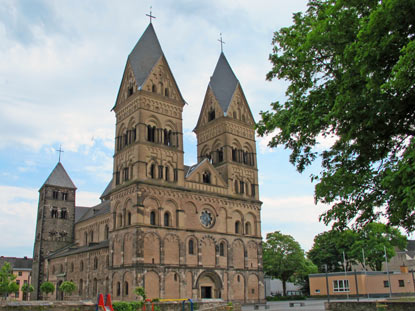 Rheinburgeweg: Die Pfarrkirche Maria Himmelfahrt in Andernach wurde im spätromanischen Stil 1190 bis 1220 erbaut