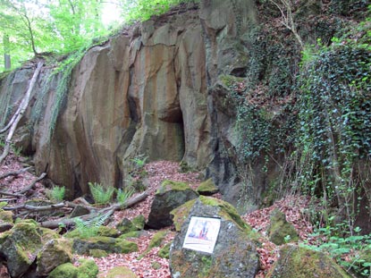 Romischer Steinbruch: Basaltlava wurde von den Römern zum Bau der Trierer Moselbrücke abgebaut.