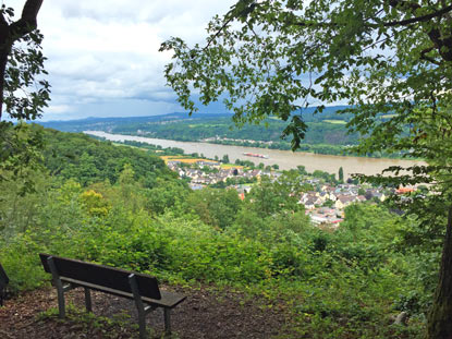 Burgenweg Rhein: Keltische Höhensiedlung auf dem Hahn Blick auf Bad Breisig und rheinabwärts