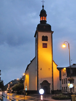 Wandern auf dem Rheinburgenweg: St. Marien Kirche in Bad Breisig. Der alte Kirchturm ist das Wahrzeichen der Stadt