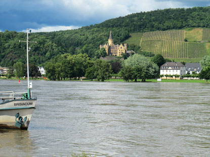 Rheinburgenweg: Uferpromenade von Bad Breisig. Blick auf gegenüberliegende Rheinseite mit Schloss Ahrenfels