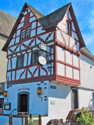 RheinBurgenweg: Altes Zollhaus von Bad Breisig. Das alte Fachwerkhaus wurde um 1500 erbaut 