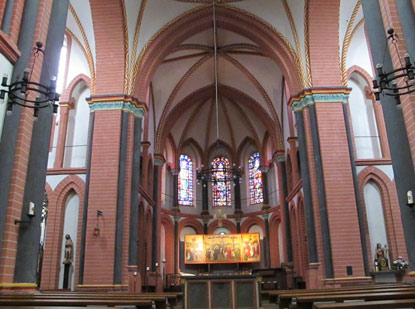 Wandern auf dem Rheinburgenweg: Altarraum der Pfarrkirche St. Peter in Sinzig 