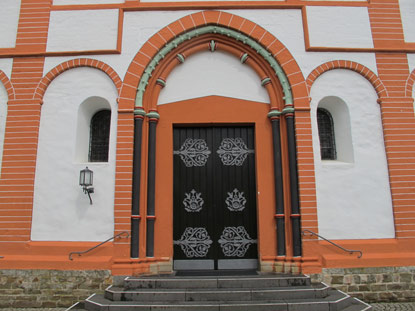 Wanderung Rheinburgenweg: Kirchentür der Pfarrkirche Sankt Peter in Sinzig