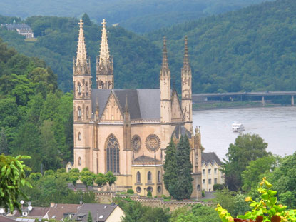 Remagen: Apollinariskirche aus dem 19. Jh.steht an der Stelle einer mittelalterlichen Kirche