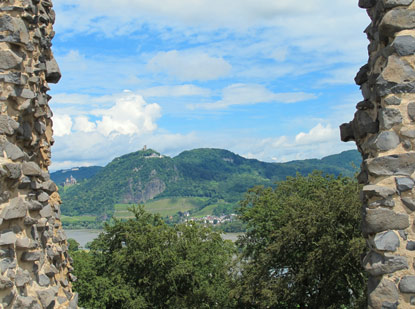 Blick durch den Rolandsbogen auf die Burg Drachenfels