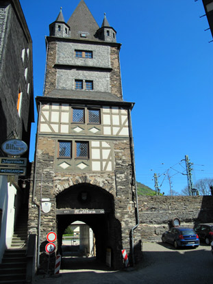 Wandern am Rhein: Bacharch ist zur Rheinseite noch mit einer Stadtmauer umgeben, zu der auch der Marktturm gehört.