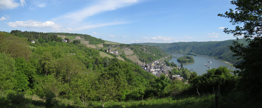 Wanderung am Rhein: Panoramabild von unserem Tagesziel: Bacharach am Rhein mit Burg Stahleck