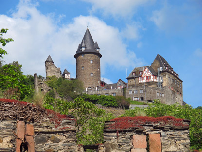 Wandern am Rhein: Burg Stahleck ist eine Rekonstruktion aus dem 20. Jahrhundert