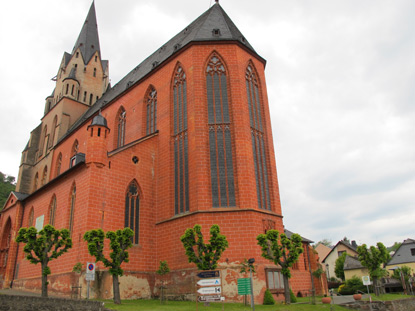 Wanderung am Rhein: Liebfrauenkirche in Oberwesel. Sie ist die bedeutendste gotische Kirche im Rheinta