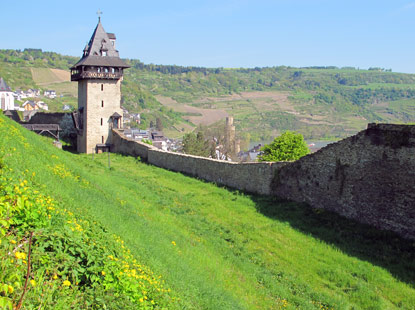Wanderung auf dem Rheinburgenweg:  In Oberwesel sind noch große Teile der Stadtmauer einschließlich der Wehrtürme vorhanden.