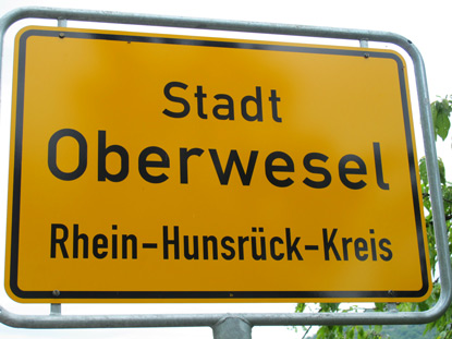 Unterwegs auf dem Rheinburgenweg: Straßenschild von Oberwesel.