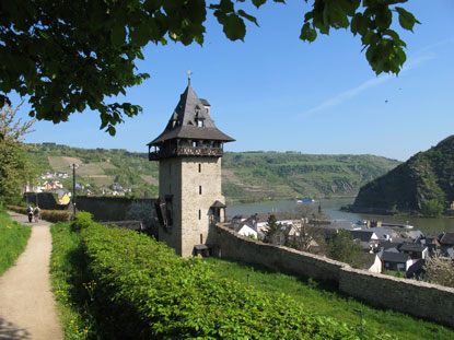Der RheinBurgenWeg verläuft entlang der Stadtmauer von Oberwesel. 