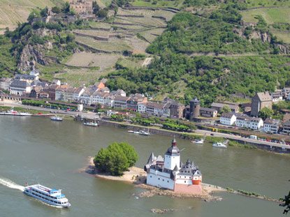 Wanderung linke Rheinseite: Unterhalb des Aussichtspunktes "Blücherblick" sieht man auf die ehemalige unzerstörte Zollstelle Pfalzgrafenstein und Kaub