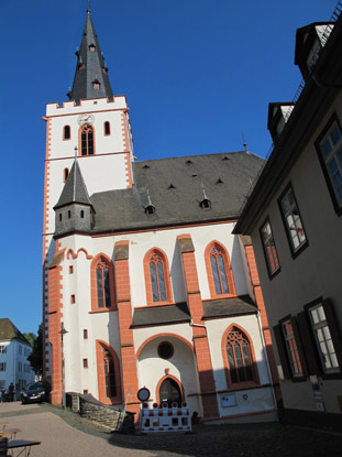 Rheinburgenweg: Die evangelische Stiftskirche in St. Goar ist dem Heiligen Goar geweiht.
