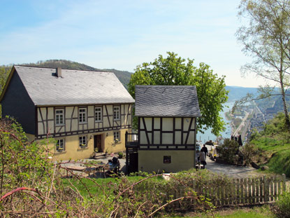 Rheinburgenweg-Wanderng: Das Günderodhaus am Siebenjungfrauenblick war Kulisse zu dem 6-teiligen TV-Film "Heimat 3". 