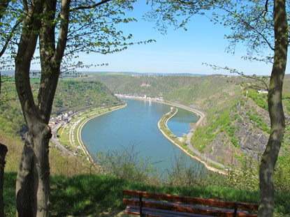 Auf dem Rhein-Burgenweg: Vom „Loreleyblick Maria Ruh“ beim Ort Urbar hat man Sicht auf die Loreley (rechts) und im Hintergrund auf St. Goarshausen