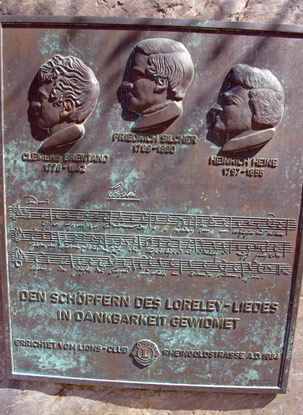 Rheinburgenweg: Am Loreleyblick weist eine Tafel auf die Schöpfer des Loreley-Liedes.