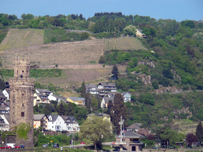 Wanderung am Rhein: Der Ochsenturm von Oberwesel und am oberen Bildrand das Günderode-Filmhaus