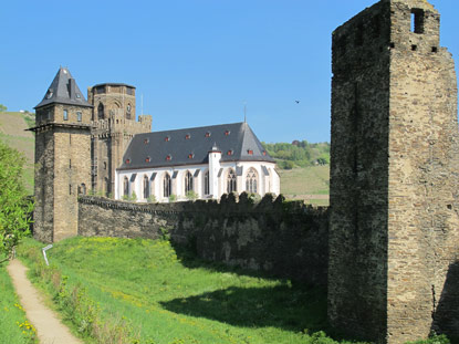 Rheinburgenweg: Stadtmauer von Oberwesel und im Hintergrund die Pfarrkirche St. Martin ("Weiße Kirche")