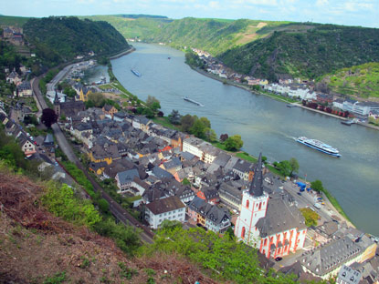Rhein-Wandrung: Blick auf St. Goar mit der Stiftskirche 