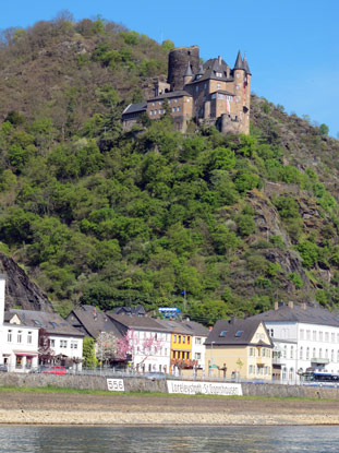 Wandern am Rhein: Von St. Goar blickt man auf den Ort St. Goarhausen mit der Burg Katz (im Privatbesitz).