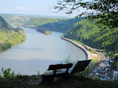 Wanderung am Rhein: Blick vom Aussichtspunkt Bocksberg auf Hirzenach