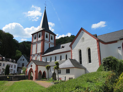 Wandern am Rhein: Katholische Pfarrkirche St. Bartholomäus in Hirzenach