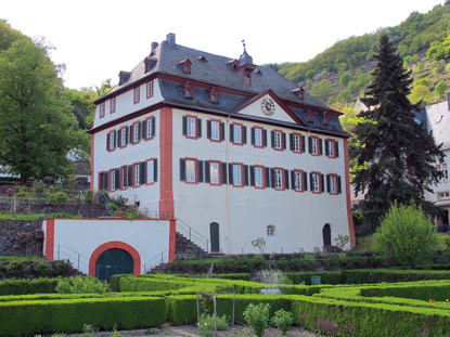 Rheinburgenweg: Das Propsteigebäude  und der barock gestaltete Propsteigarten in Hirzenach
