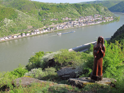 Rheinwanderweg: Aussichtspunkt "Betende Nonne" mit Blick auf Kestert. 