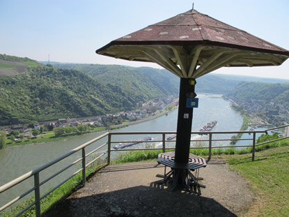 Rhein-Wanderung: Aussichtspunkt Werlauer Pilz mit Blick auf St. Goar  und St. Goarshausen.