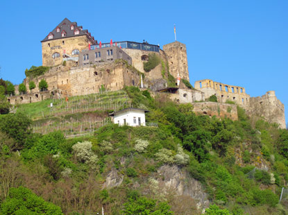 Wandern am Rhein: Burg Rheinfels vom Rhein in St. Goar aus gesehen