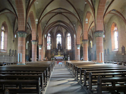 Wandern Rheinburgenweg: Innenraum  der Sankt Ägidus Kirche in Bad Salzig