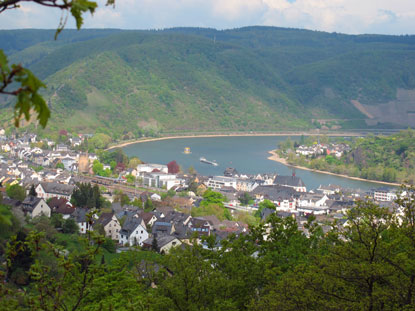 Wandern am Rhein: Blick vom  Aussichtspunkt "Eisenbolz" auf Boppard am Rhein