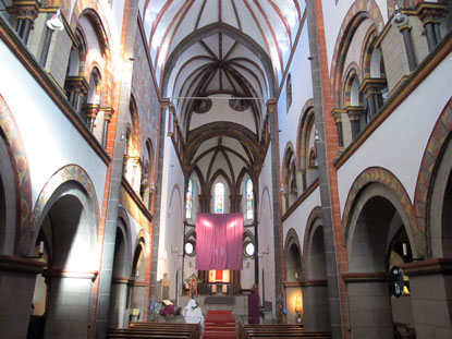Wandern Rheinburgenweg: In der Karwoche war der Altar der St. Severus Kirche  verhüllt.