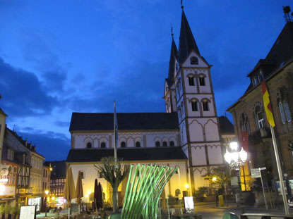 Rheinburgenweg:  St. Severus Kirche ist  auf dem Bopparder Marktplatz mit dem  Thonet-Brunnen 