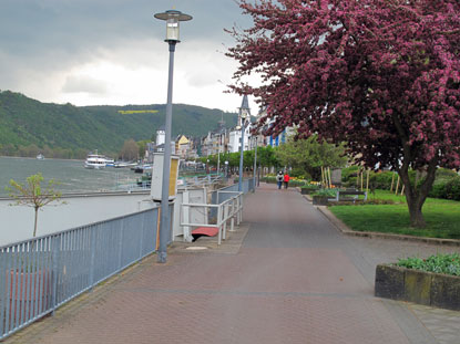 Über die Rheinpromenade von Boppard verläuft der RheinBurgenWeg