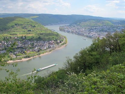 Rheinburgenweg: Vom Gedeonseck blickt man auf Boppard und auf den Ort Filsen