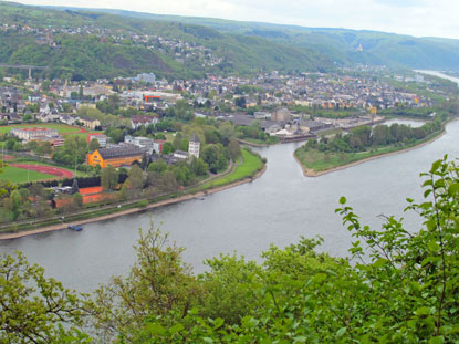 Rheinburgrnweg: Gegenüber dem Hügel Dommelberg mündet die Lahn  bei Lahnstein in den Rhein