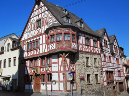Wandern am Rhein: Fachwerkhaus in der Altstadt von Rhens