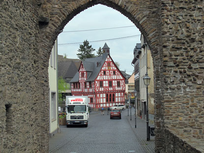 Rheinburgenweg: Durch das Viehtor gelangt man in die historische Altstadt von Rhens