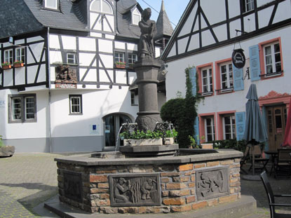 Wanderung auf dem Rheinburgenweg: Der Hexenbrunnen in Winningen