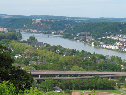 Wanderung am Rhein: Aussicht vom Rittersturz auf Koblenz.