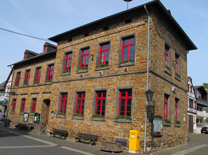 Wanderung Rheinburgenweg: Die ehemalige Volksschule in Winningen