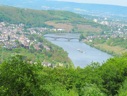 Rheinburgenweg-Wanderung: Blick vom Aussichtspunkt Schwedenschanze auf die Mosel und die Gülser-Eisenbahnbrücke.