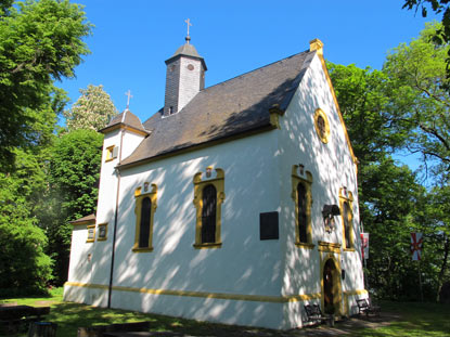 Rheinburgenweg: Die 1662 erbaute Marienkapelle auf dem Karmelienberg bei Bassenheim