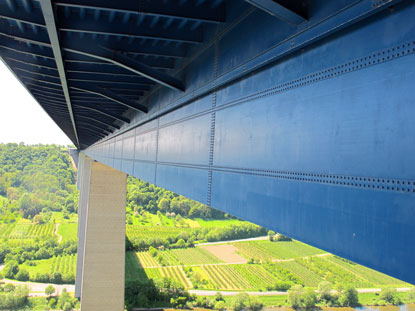 Wandern Rheinburgenweg: Unterhalb der Moseltalbrücke (Länge 935 m, Höhe 136 m)