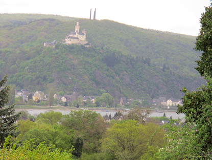 Rheinburgenweg-Wanderung: Blick von Brey auf die Marksburg 