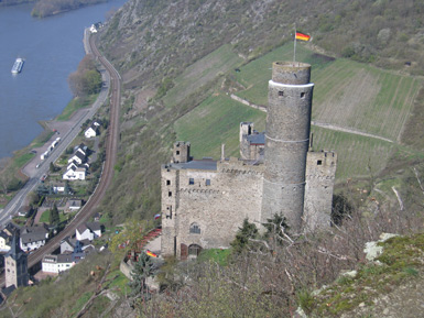 Burg Maus ist ein Adler- und Falkenhof. Die Burganlage darf nur zu den Flugvorführungen betreten werden.