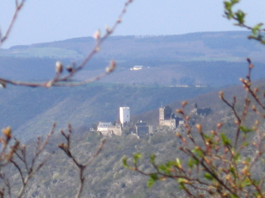 Von der Hindenburghöhe sind im Hintergrund 2 Burgen, genannt die "Feindlichen Brüder", zu sehen.